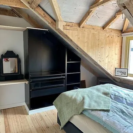 Апартаменти Cozy Townhouse Near Centrum *