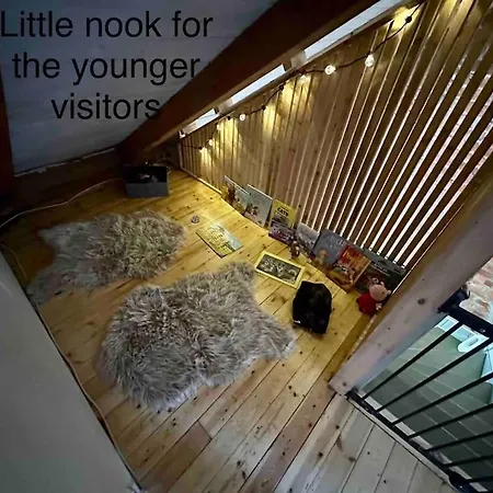 Апартаменти Cozy Townhouse Near Centrum *